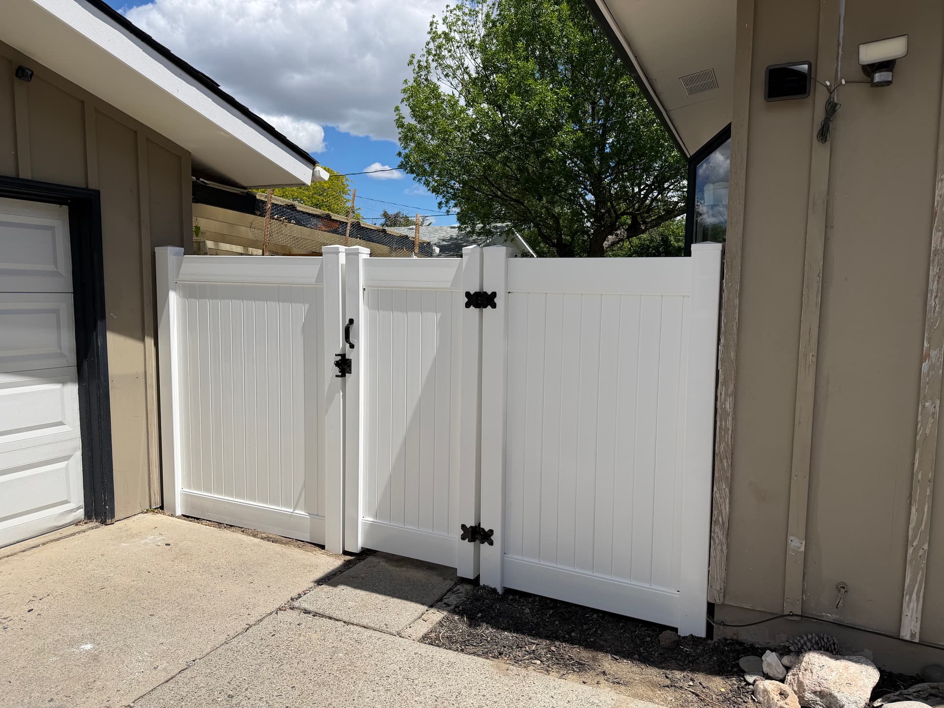 Chain Link Out Vinyl Privacy Fence and Walkthrough Gate In
