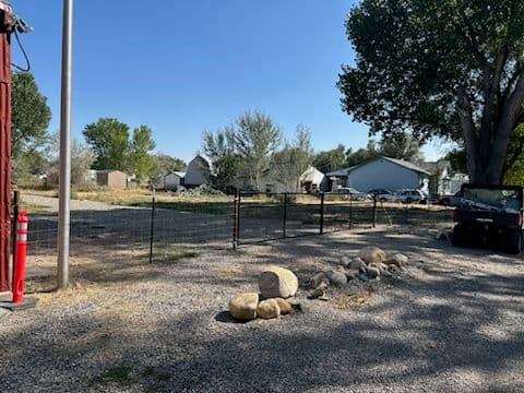 Gallery photos for Durable Steel Fencing for Secure Horse Pastures: Image #2
