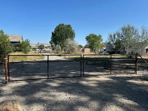 Gallery photos for Durable Steel Fencing for Secure Horse Pastures: Image #3