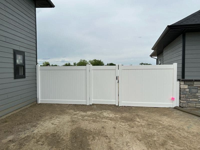 Gallery photos for H & H Fence MT Completes Vinyl Privacy Fence: Image #2